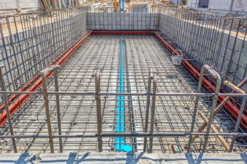 Οπλισμένο κέλυφος πισίνας ξενοδοχείου με ενσωματωμένες υδραυλικές γραμμές και τεχνικές υποδομές